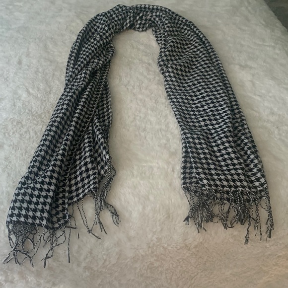 Houndstooth scarf - Picture 1 of 3